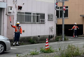 淀川区の信号機改良工事現場で交通誘導警備中の警備員3