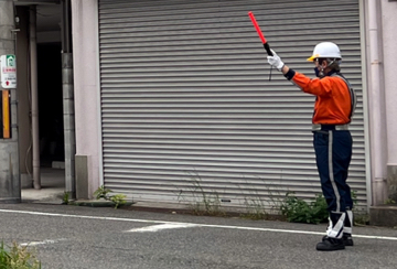 淀川区の信号機改良工事現場で交通誘導警備中の警備員4