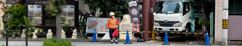 大阪市天王寺区の看板設置工事現場での交通保全をする警備員(2023.07.10)