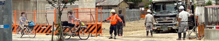 茨木市の解体工事現場での交通誘導中の警備員1(2023.7.18)