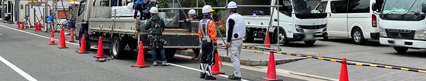 大阪市中央区の建物解体現場での交通誘導中の警備員(2023.07.10)