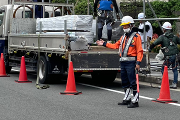 大阪市中央区の建物解体現場での交通誘導中の警備員2(2023.07.10)