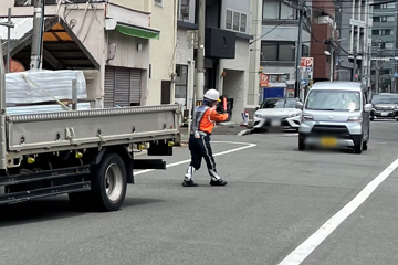 大阪市中央区の建物解体現場での交通誘導中の警備員4(2023.07.10)