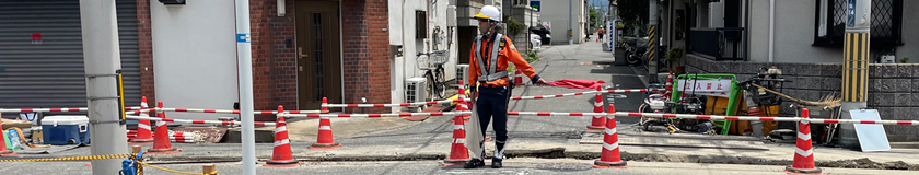 東大阪市のガス管取替工事現場で交通誘導中の警備員1(2023.7.18)