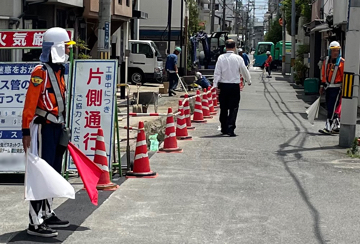 東大阪市のガス管取替工事現場で交通誘導中の警備員3(2023.7.18)