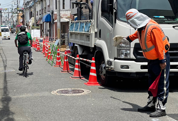 東大阪市のガス管取替工事現場で交通誘導中の警備員4(2023.7.18)