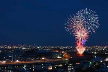 2023年の猪名川花火大会の花火の写真