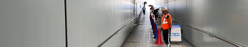 堺市西区の道路照明取替工事現場で交通誘導警備中の警備員(2023.08.02)