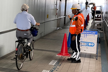 堺市西区の道路照明取替工事現場で交通誘導警備中の警備員2(2023.08.02)