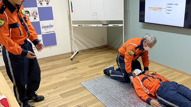 事故の発生に際してとるべき措置の実技訓練の写真