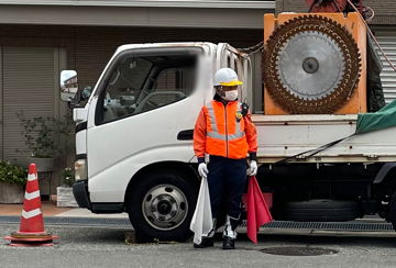 尼崎市のガス管取替工事現場で交通誘導警備中の警備員3の様子(2023.07.31)