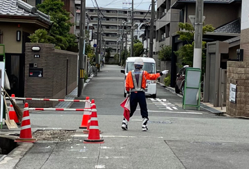 尼崎市のガス管取替工事現場で交通誘導警備中の警備員4の様子(2023.07.31)