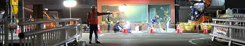 東大阪市のガス管取替工事現場で交通誘導警備中の警備員1(2023.07.28)