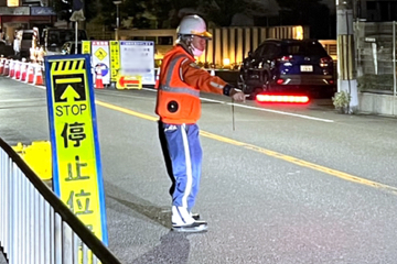 東大阪市のガス管取替工事現場で交通誘導警備中の警備員2(2023.07.28)