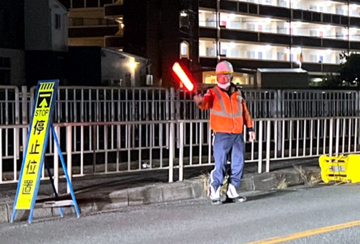 東大阪市のガス管取替工事現場で交通誘導警備中の警備員3(2023.07.28)