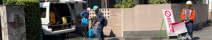 高石市のガス管取替工事現場で交通誘導中の警備員1(2023.07.24)