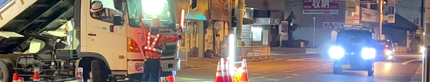 豊中市の電線共同溝工事現場で交通誘導中の警備員1(2023.8.8)