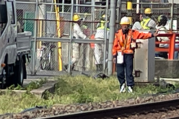 枚方市の線路隣接地で列車見張りをしている警備員2(2023.09.26)