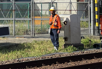 枚方市の線路隣接地で列車見張りをしている警備員3(2023.09.26)