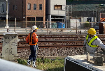 枚方市の線路隣接地で列車見張りをしている警備員4(2023.09.26)