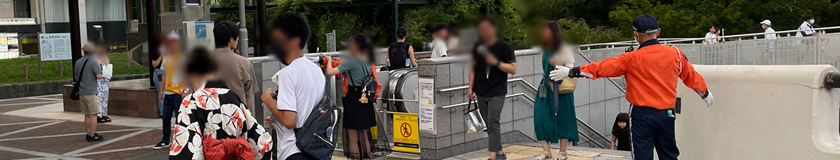 第43回いたみ花火大会での雑踏警備中の警備員1(2023.08.26)