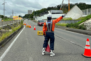 和泉市の交差点改良工事現場での交通誘導警備の様子(2023.09.08)