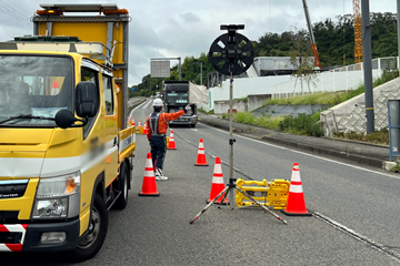 和泉市の交差点改良工事現場での交通誘導警備中の警備員2(2023.09.08)