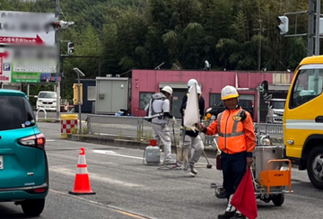 和泉市の交差点改良工事現場での交通誘導警備中の警備員3(2023.09.08)