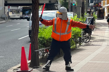 大阪市北区のビル解体現場での交通誘導警備の様子(2023.09.19)