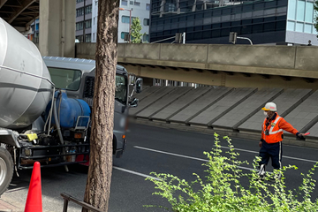 大阪市北区のビル解体現場で交通誘導警備中の警備員2(2023.09.19)