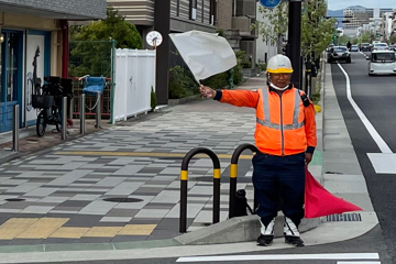 神戸市のガス管取替工事で警備中の警備員2
(2023.09.07)
