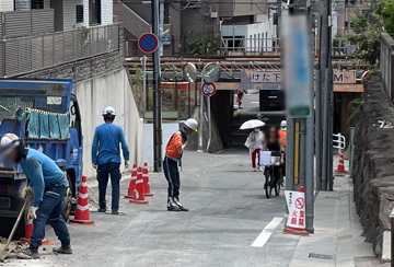 神戸市のガス管取替工事で警備中の警備員3
(2023.09.07)