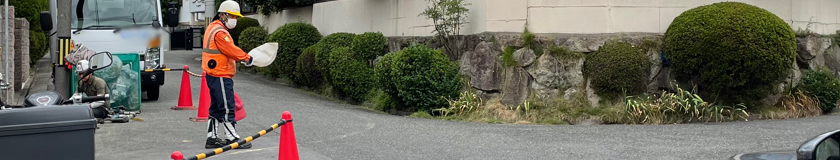 寝屋川市の給水引込工事現場での交通誘導警備中の警備員1(2023.09.21)