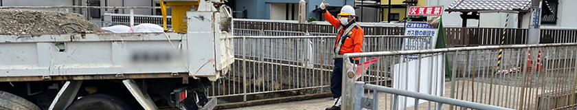 東大阪市のガス管新設工事現場での交通誘導警備中の警備員1(2023.09.12)