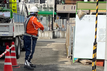東大阪市のガス管新設工事現場での交通誘導警備中の警備員2(2023.09.12)