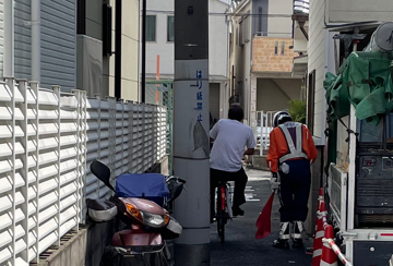 東大阪市のガス管新設工事現場での交通誘導警備中の警備員3(2023.09.12)