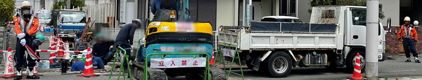 西宮市のガス管取替工事現場での交通誘導警備中の警備員1(2023.09.05)