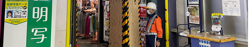 鶴橋駅で通行者保全業務中の警備員1(2023.09.11)