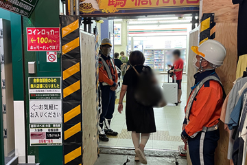 鶴橋駅で通行者保全業務中の警備員2(2023.09.11)