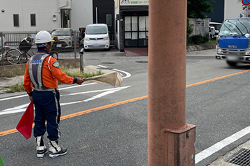 尼崎市のガス管取替工事現場での交通誘導警備の様子(2023.10.03)