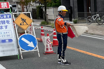 尼崎市のガス管取替工事現場で交通誘導警備中のの警備員2(2023.10.03)