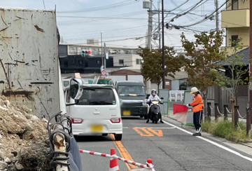 尼崎市のガス管取替工事現場で交通誘導警備中のの警備員3(2023.10.03)