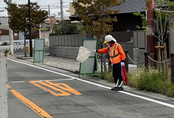 尼崎市のガス管取替工事現場で交通誘導警備中のの警備員4(2023.10.03)