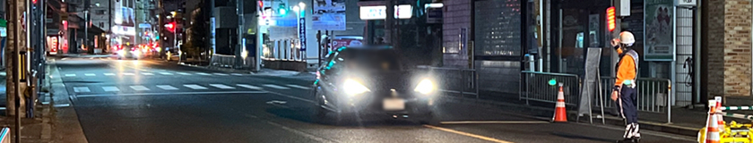 豊中市の電線共同溝工事で交通誘導中の警備員1(2023.10.06)