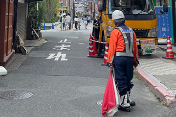 茨木市の店舗サイン点検工事の交通誘導警備の様子(2023.09.27)