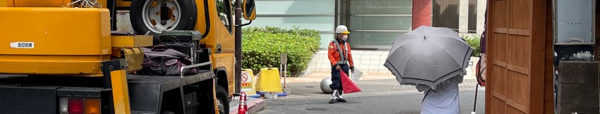 茨木市の店舗サイン点検工事で交通誘導警備中の警備員1(2023.09.27)