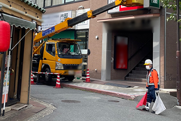 茨木市の店舗サイン点検工事で交通誘導警備中の警備員2(2023.09.27)