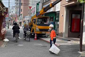 茨木市の店舗サイン点検工事で交通誘導警備中の警備員3(2023.09.27)