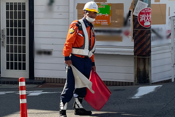 箕面市のガス管移設工事現場での交通誘導警備の様子(2023.10.26)