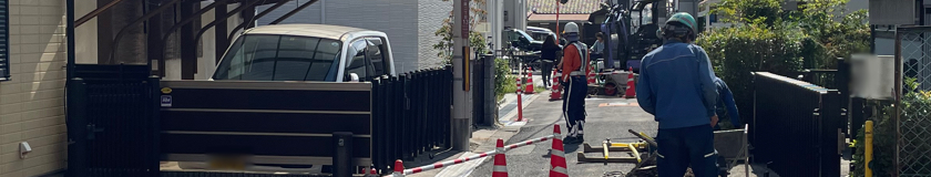 箕面市のガス管移設工事現場での交通誘導警備中の警備員1(2023.10.26)